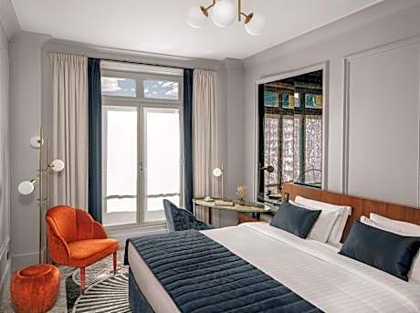 Signature Room with One King Bed