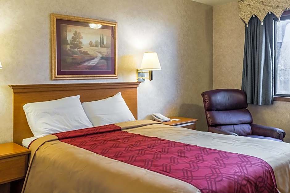 Econo Lodge North