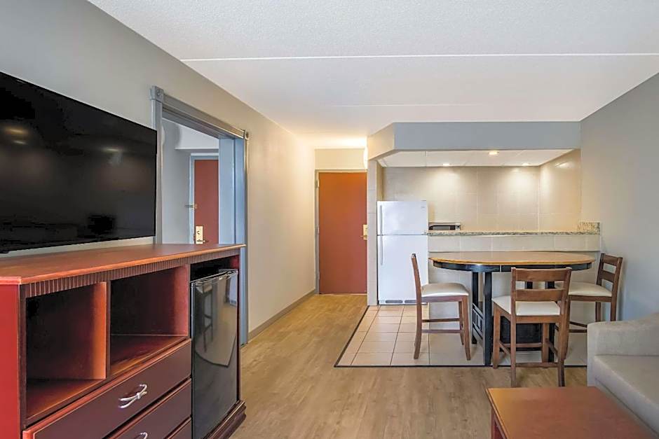 Clarion Inn & Suites Grand Rapids Airport