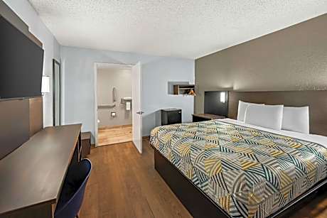 King Room with Roll-In Shower - Disability Access