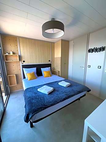 One-Bedroom LodgeBoat 2 People - Yacht Club Side