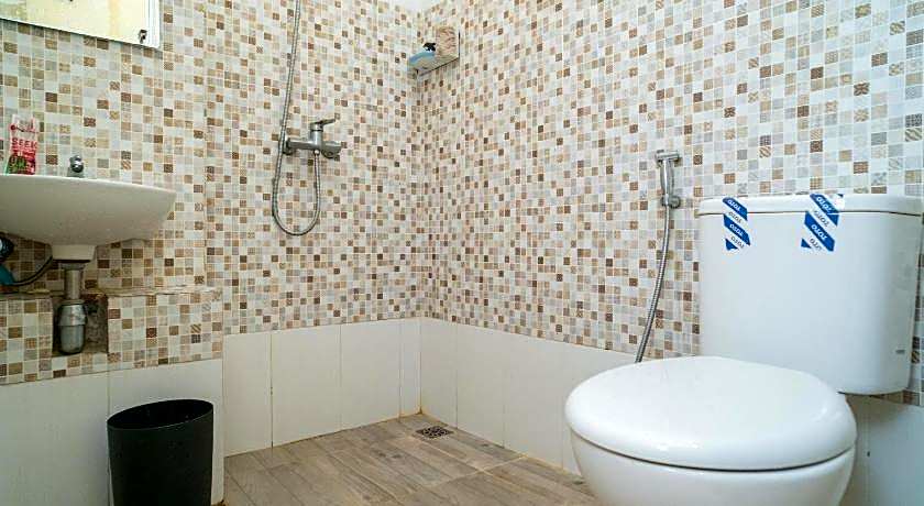 RedDoorz Plus Syariah near Pasar Turi