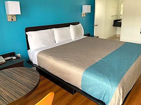 1 King Bed | Suite, Non-Smoking, Micfridge
