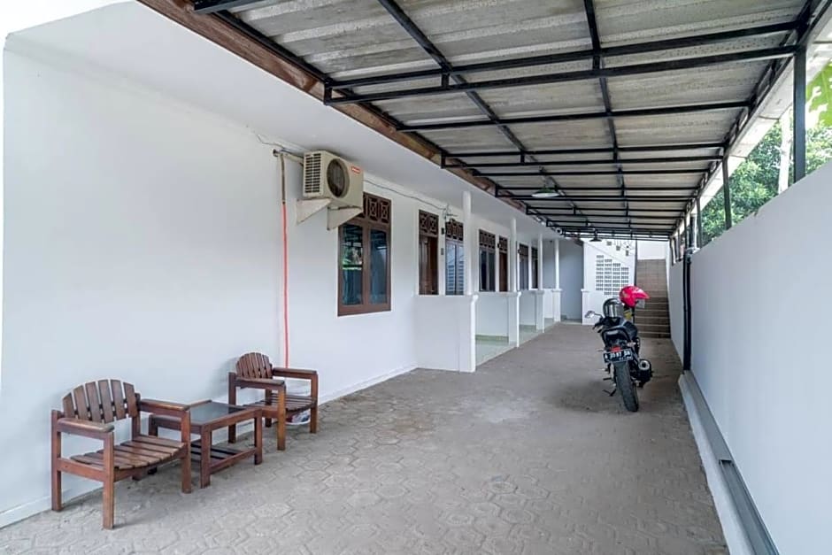 RedDoorz Near Bundaran Ciceri