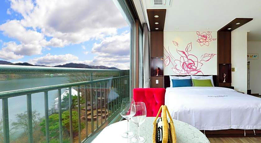 Moonlight Blue Pension