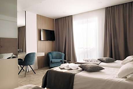 Deluxe Triple Room with Partial Sea View