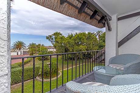 Distant Sea View Suite