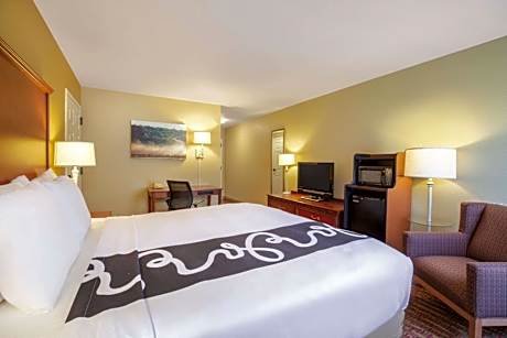 King Room with Bath Tub with Grab Bars - Mobility Accessible/Non-Smoking