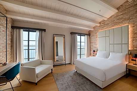 Junior Suite Laguna View with Extra Bed