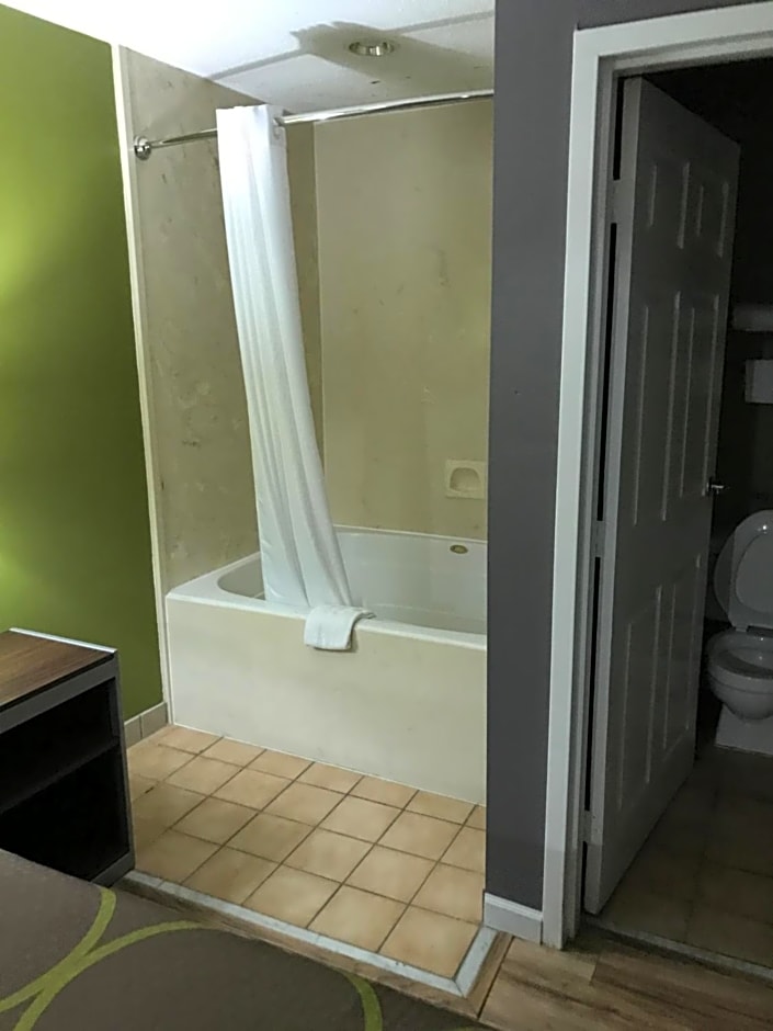 Super 8 by Wyndham Slidell