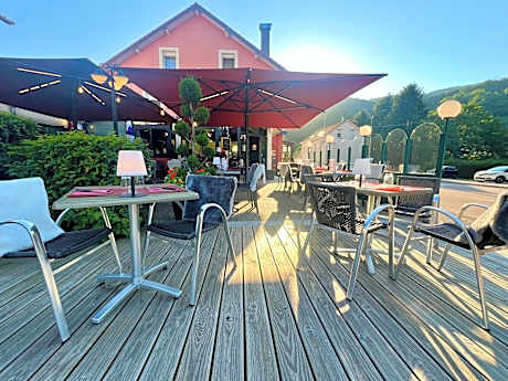 LOGIS HÔTEL, CHALETS et RESTAURANT LES CHATELMINÉS
