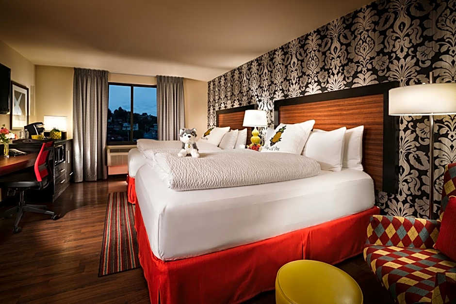 Staypineapple At The Maxwell Hotel