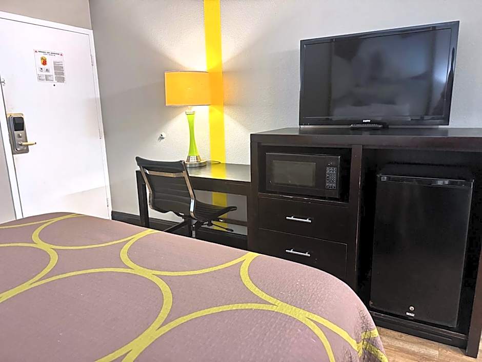Super 8 by Wyndham Tupelo Airport