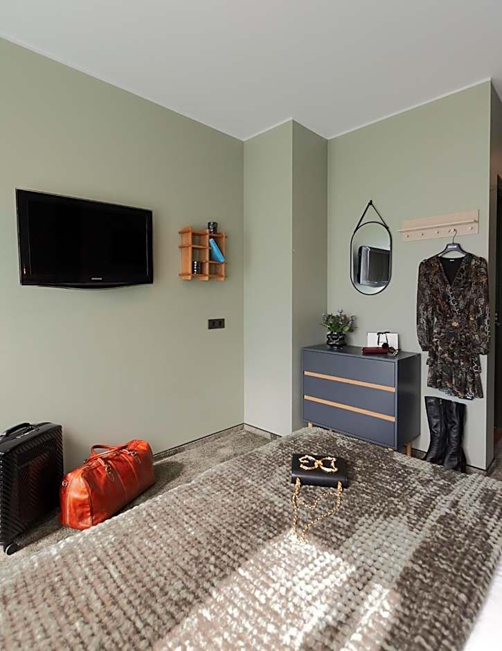 Happy Inn Rooms & Suites