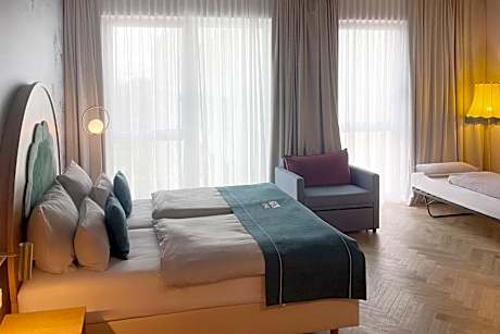 Premium Queen room with single sofa bed