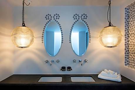 Spa Honeymoon Suite with Outdoor Whirlpool and Caldera View