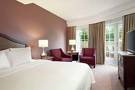 King Suite with Pool View - Non-Smoking