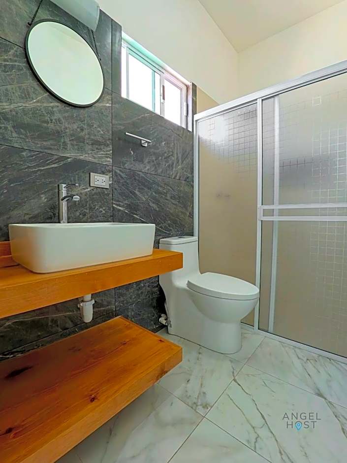 Commercial Zone Studios, Pool, BBQ and Beach 7 Blocks