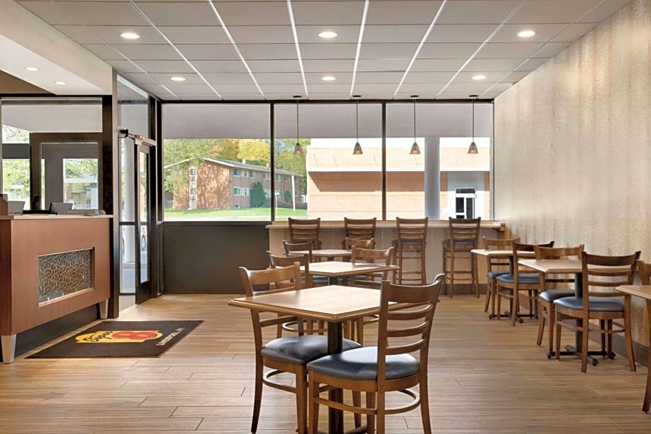 Super 8 by Wyndham Liverpool/Syracuse North Airport