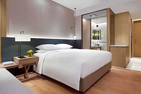 Deluxe, Guest room, 1 King, City view