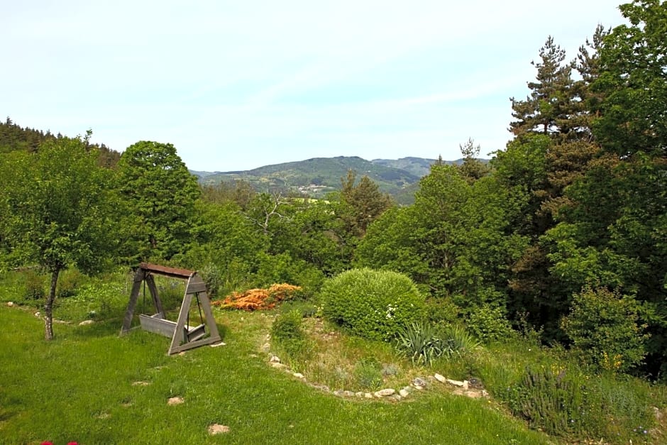 Les Grangeonnes, gîtes nature, piscine, sauna pour accueil familiale ou de groupe