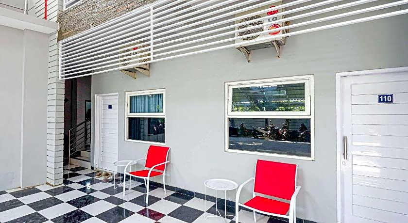 RedDoorz near Solo Square 3