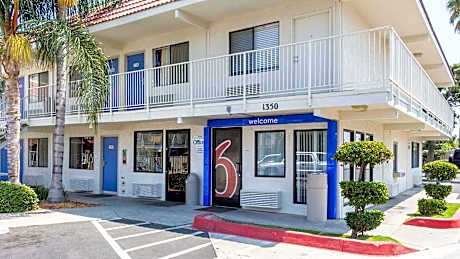 Motel 6-Bakersfield, CA - Convention Center