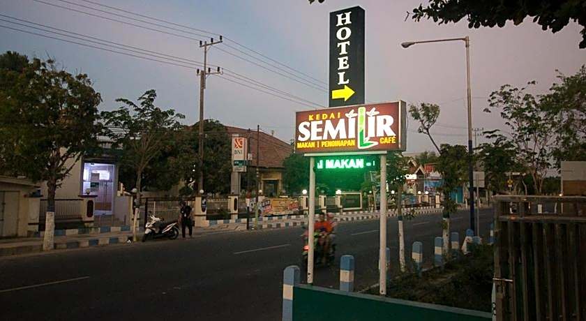 RedDoorz Plus Syariah near Alun Alun Sampang