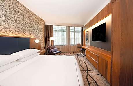 Deluxe King Room with City view - Hearing Accessible