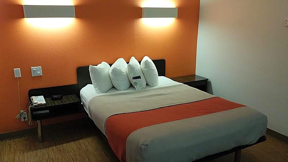 Motel 6 Eagle Pass Lakeside