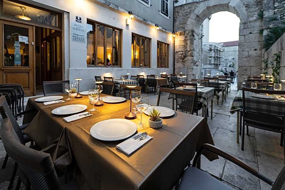 Hotel Peristil