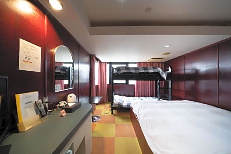 Deluxe Family Room - Non-Smoking