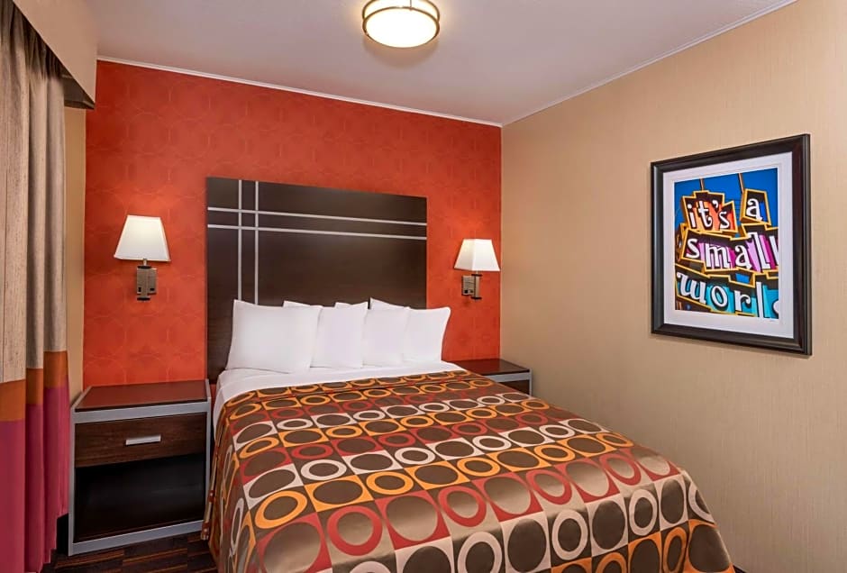 Best Western Plus Raffles Inn & Suites