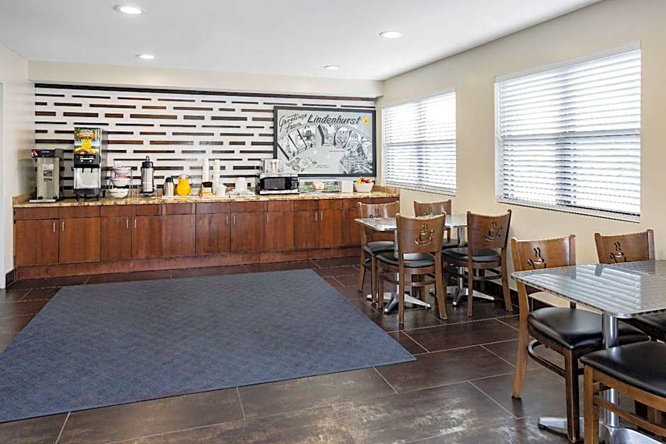 Super 8 by Wyndham Lindenhurst