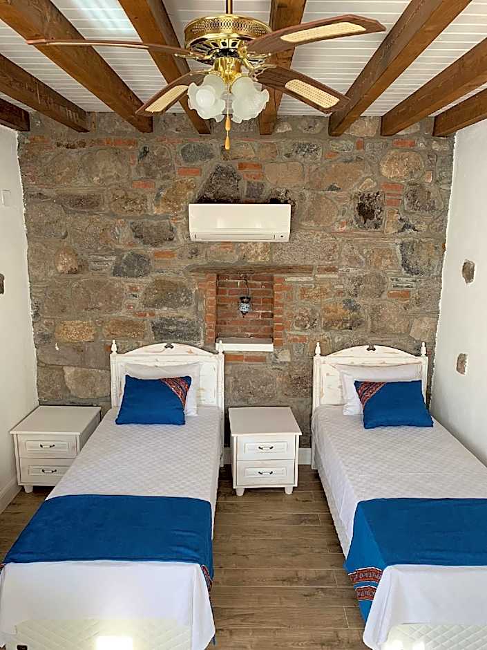 Photo 1 of 4 of Adahan Pansiyon Papatya Room