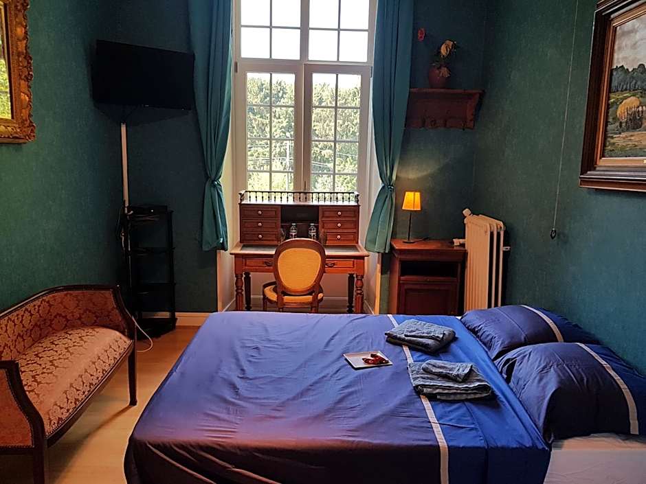 Château Lambert Moulinsart Hotel, shuttle airport, long term parking, snooker, large terrasse, dinner, breakfast