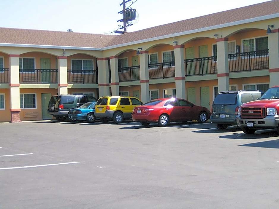 Americas Deluxe Inn