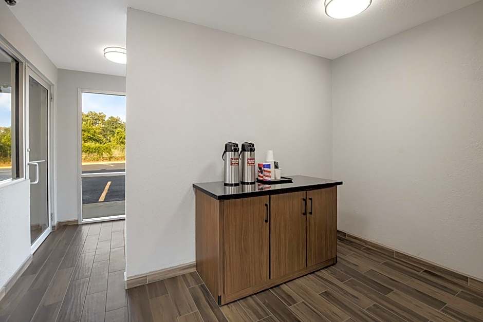 HomeTowne Studios by Red Roof Orange, TX