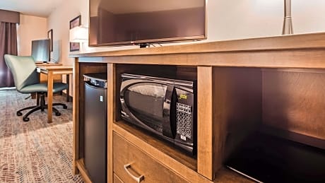 ACCESSIBLE - SUITE KING BED,MOBILITY ACCESSIBLE,BATHTUB,SOFABED,NSMK,FULL BREAKFAST