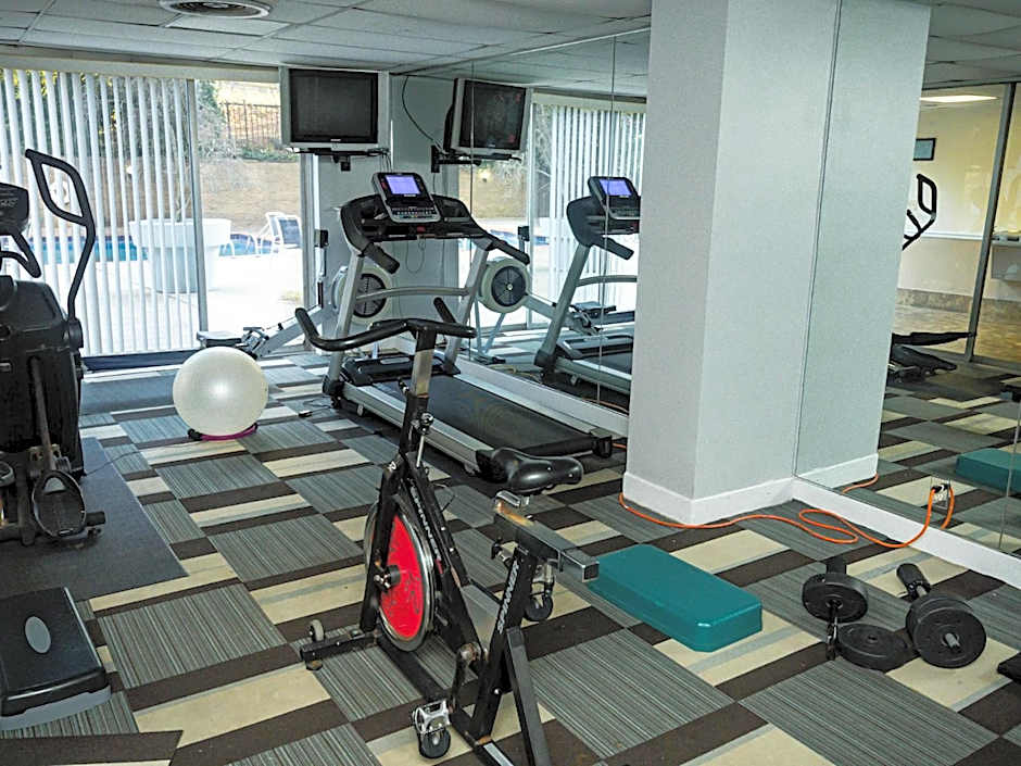 Perfect DTWN 2 Bed Condo with Cali King Bed and Gym