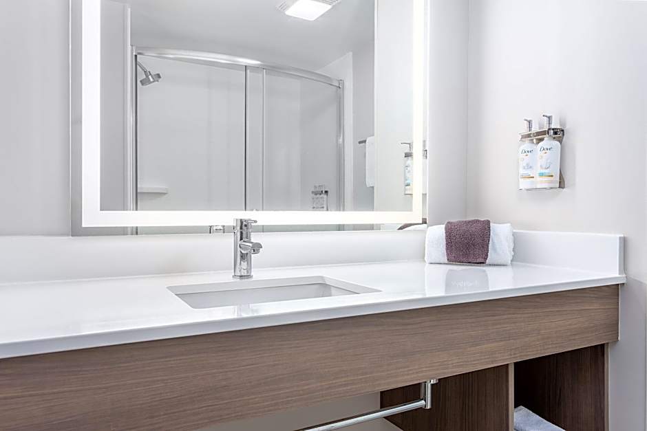 Holiday Inn Express & Suites Lancaster by IHG