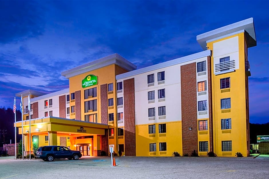La Quinta Inn & Suites by Wyndham Elkview