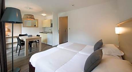 Studio with Twin Beds