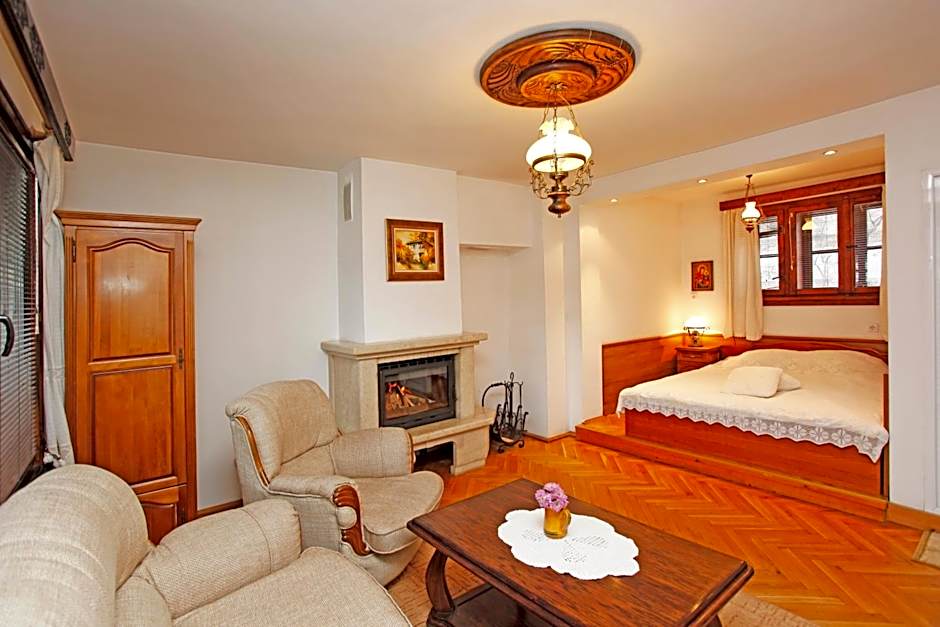 Family Hotel Varosha 2003