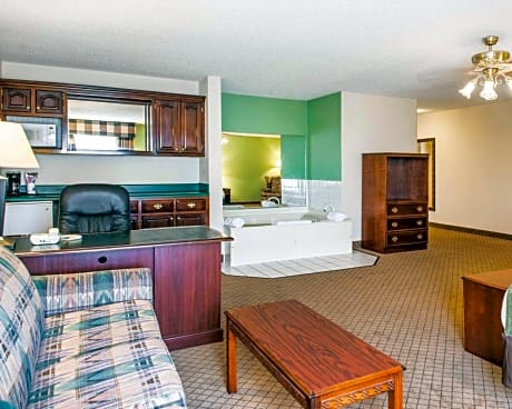 1 King Bed, Suite, Nonsmoking