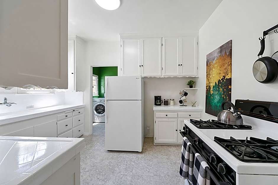 Beverly Hills Stylish & Central 1 BR Apt + Parking