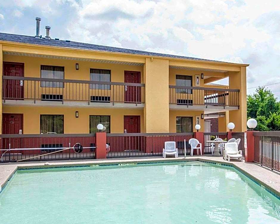 Econo Lodge Inn & Suites Tuscaloosa I-20