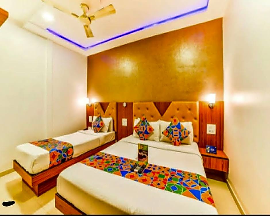 Hotel Bently – Bombay/ Mumbai, KY