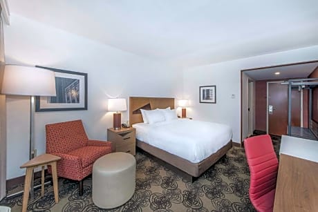 1 KING MOBILITY ACCESS W/ RI SHWR NO SMOK