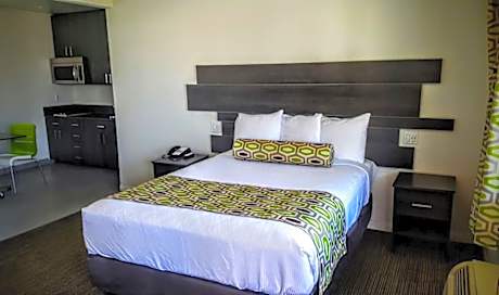 Deluxe Queen with Kitchen